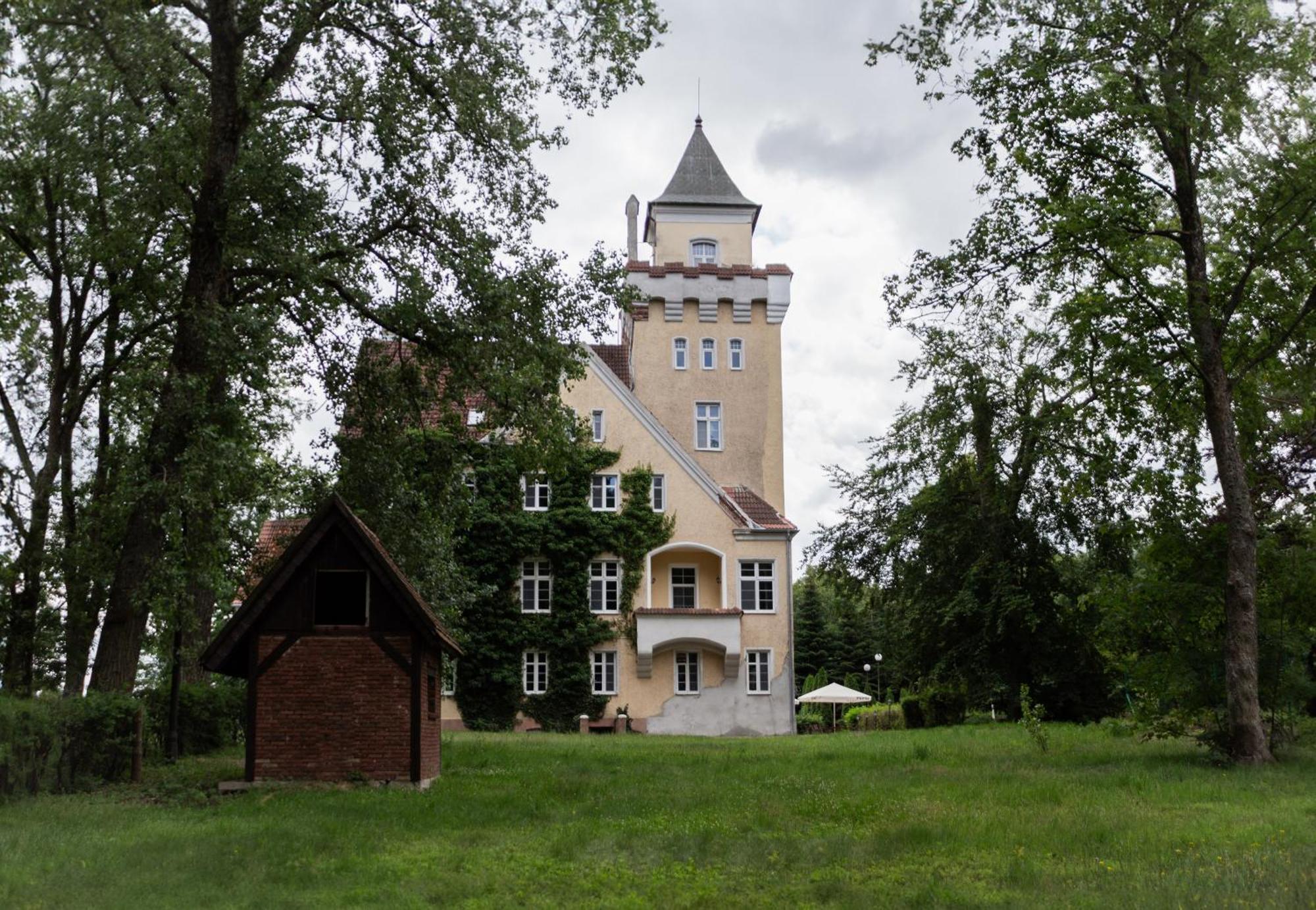 Zamek Nowecin Hotel Leba Exterior photo