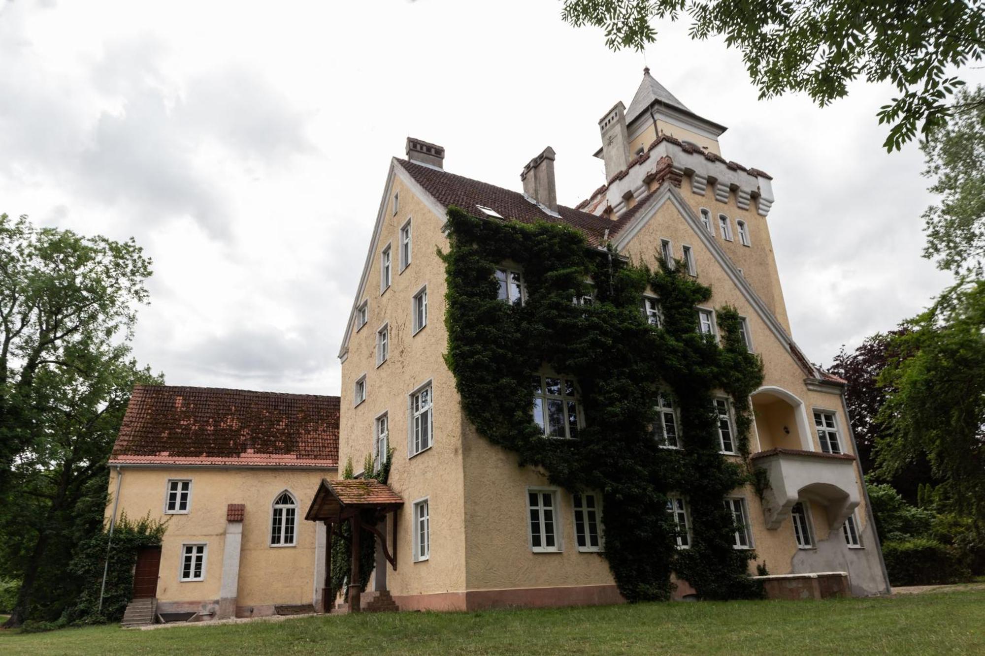 Zamek Nowecin Hotel Leba Exterior photo